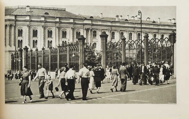 Кремль. Фотографии Г. Петрусова. Оформление худ. С. Телингатера. М., 1955.
